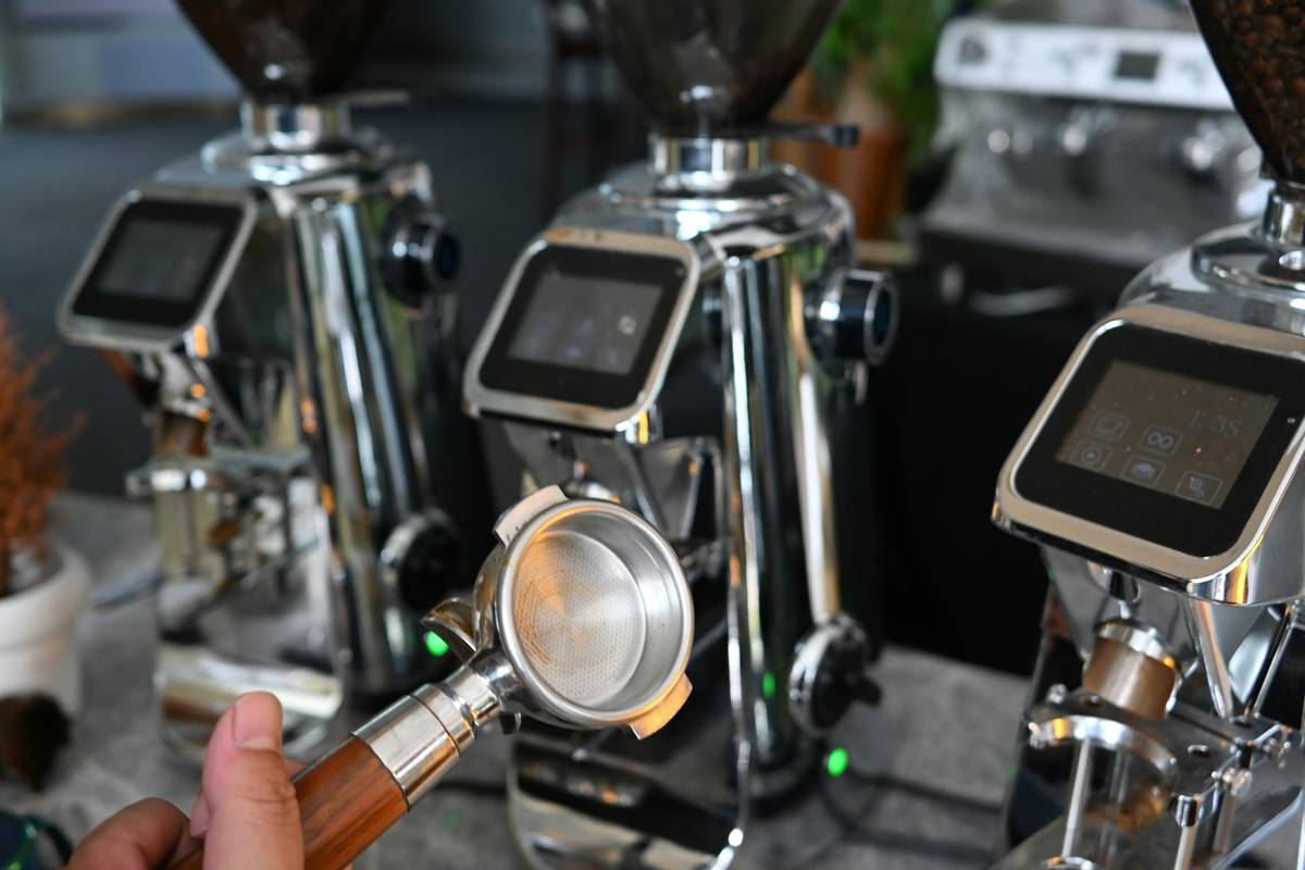 Comparison of wifi app integration smart coffee maker models with Matter certification vs non-certified models