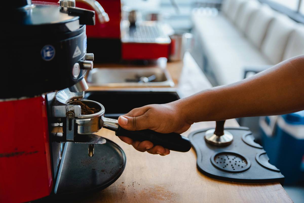 choosing smart coffee maker machine with temperature control dashboard
